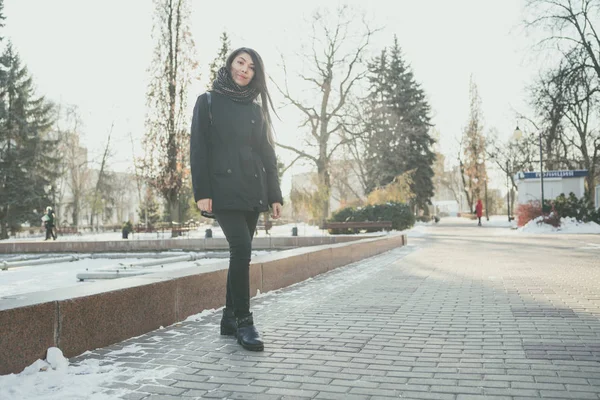 Keleti Lány Úgy Néz Séta Parkban Télen Visel Egy Téli — Stock Fotó