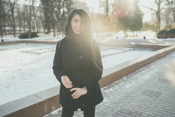 Ragazza Orientale Guarda Piedi Nel Parco Inverno Donna Che Indossa — Foto Stock