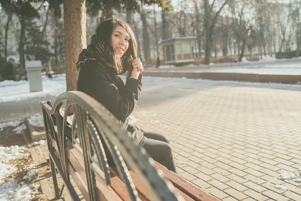 Keleti Lány Úgy Néz Séta Parkban Télen Visel Egy Téli — Stock Fotó