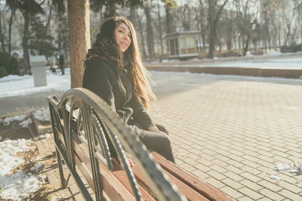Girl Eastern Parece Andar Parque Inverno Mulher Usando Casaco Inverno — Fotografia de Stock