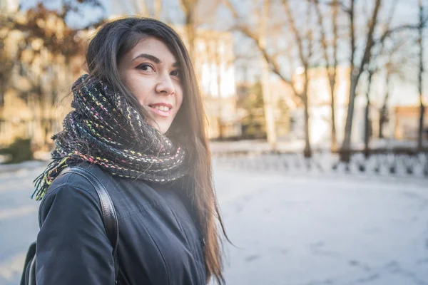 Дівчина Східної Виглядає Прогулянки Парку Зимовий Період Жінки Носять Зимові — стокове фото