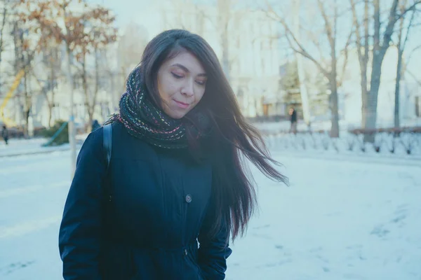 Ragazza Orientale Guarda Piedi Nel Parco Inverno Donna Che Indossa — Foto Stock