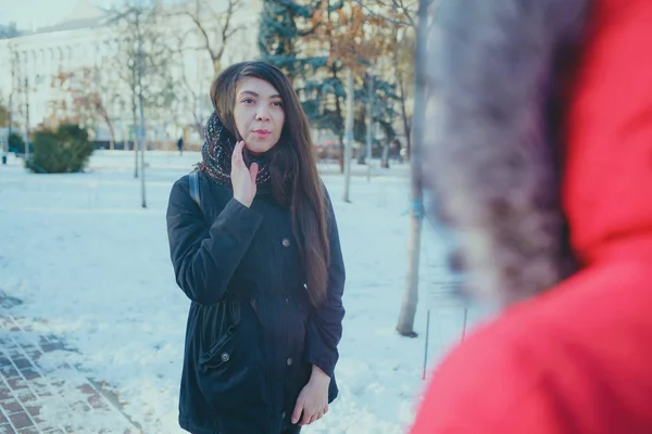 女孩东方看起来在冬天在公园散步 穿着冬季夹克和围巾的妇女 街头服装 — 图库照片