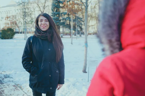 女孩东方看起来在冬天在公园散步 穿着冬季夹克和围巾的妇女 街头服装 — 图库照片