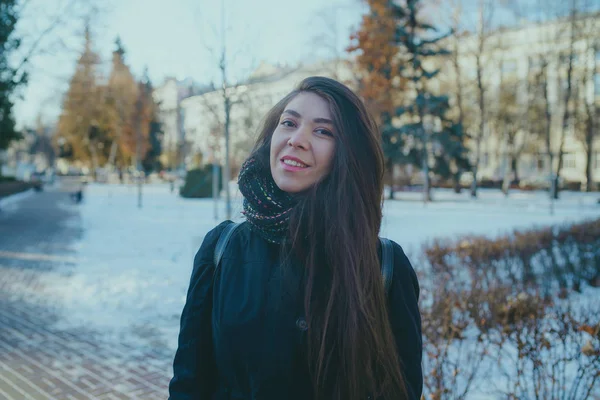 Chica Oriental Caminando Parque Invierno Mujer Con Chaqueta Invierno Bufanda — Foto de Stock