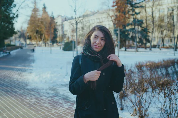 Ragazza Orientale Guarda Piedi Nel Parco Inverno Donna Che Indossa — Foto Stock