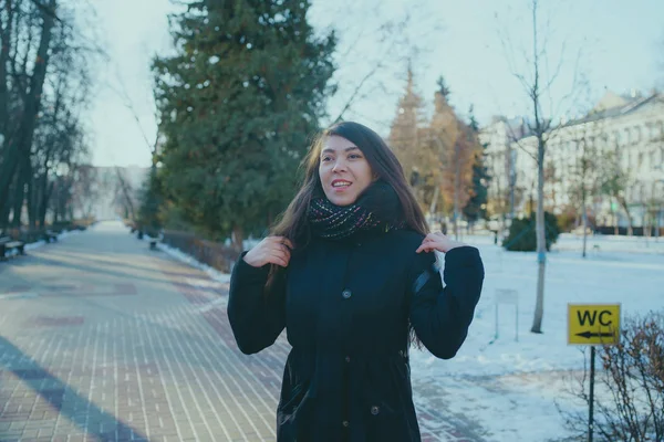 Flicka Östra Ser Promenader Parken Vintern Kvinna Som Bär Vinterjacka — Stockfoto