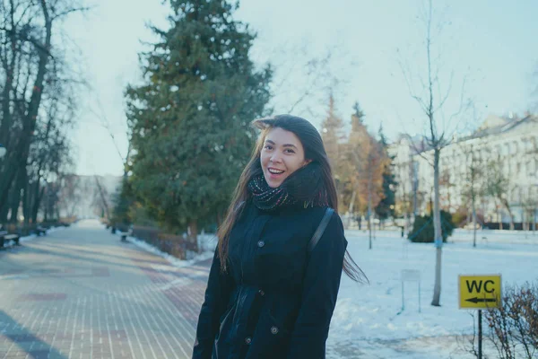 Ragazza Orientale Guarda Piedi Nel Parco Inverno Donna Che Indossa — Foto Stock