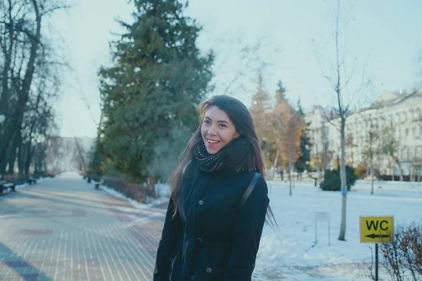 Girl Eastern Semble Marcher Dans Parc Hiver Femme Portant Une — Photo