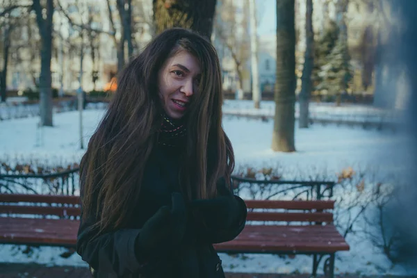 Meisje Eastern Ziet Wandelen Het Park Winter Vrouw Dragen Van — Stockfoto