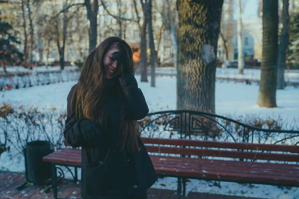 Keleti Lány Úgy Néz Séta Parkban Télen Visel Egy Téli — Stock Fotó