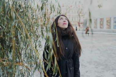 Kız Doğu Park'ta yürüyordunuz kışın görünüyor. Bir eşarp ile bir kış ceket giyen kadın. Sokak tarzı giyim