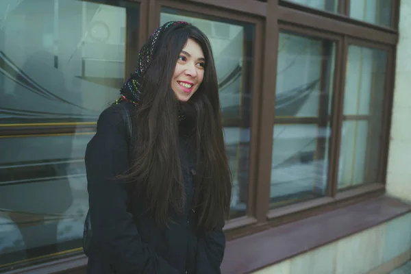 Lány Pózol Ablakon Téli Ruházat Kabátot Sálat Koncepció Utcai Viselet — Stock Fotó