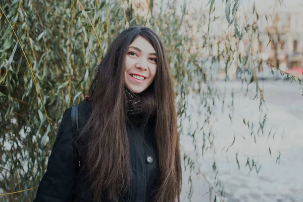 Ragazza Orientale Guarda Piedi Nel Parco Inverno Donna Che Indossa — Foto Stock