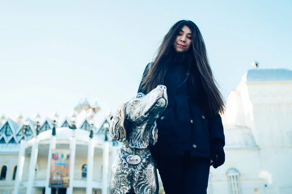 Ragazza Orientale Guarda Piedi Nel Parco Inverno Donna Che Indossa — Foto Stock