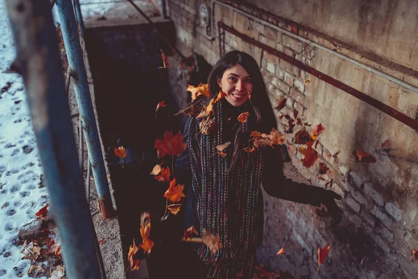 Chica Caminando Por Ciudad Gueto Invierno Mono Bufanda Concepto Estilo — Foto de Stock