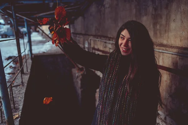 Menina Andando Pela Cidade Gueto Inverno Jumpsuit Cachecol Conceito Estilo — Fotografia de Stock