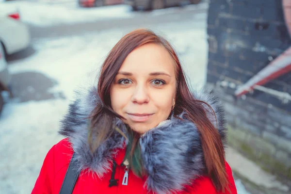 Chica Caminando Por Ciudad Gueto Invierno Mono Bufanda Concepto Estilo — Foto de Stock