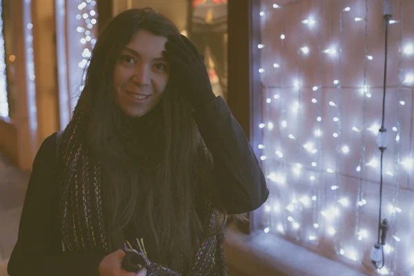 Ragazza Orientale Guarda Passeggiando Città Notte Inverno Donna Giacca Invernale — Foto Stock