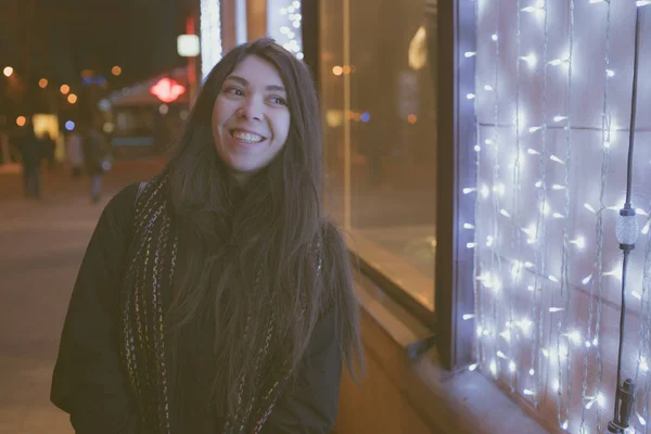 Keleti Lány Úgy Néz Séta Városban Éjjel Télen Téli Kabát — Stock Fotó