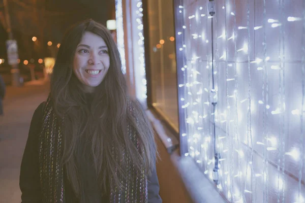Keleti Lány Úgy Néz Séta Városban Éjjel Télen Téli Kabát — Stock Fotó