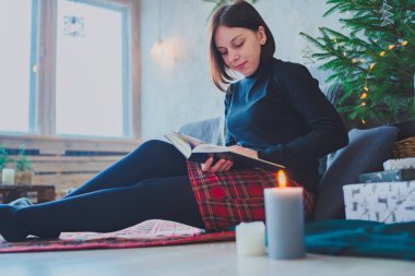 Rahat bir oda bir kitap okuma öğrenci. Bir kitap tutan kız. Konsept: kitap okuma