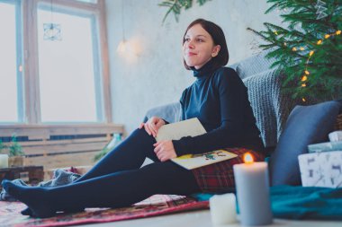 Rahat bir oda bir kitap okuma öğrenci. Bir kitap tutan kız. Konsept: kitap okuma