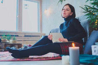 Rahat bir oda bir kitap okuma öğrenci. Bir kitap tutan kız. Konsept: kitap okuma