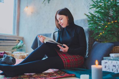Rahat bir oda bir kitap okuma öğrenci. Bir kitap tutan kız. Konsept: kitap okuma