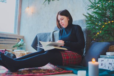 Rahat bir oda bir kitap okuma öğrenci. Bir kitap tutan kız. Konsept: kitap okuma