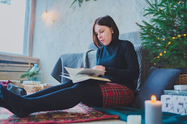 Rahat bir oda bir kitap okuma öğrenci. Bir kitap tutan kız. Konsept: kitap okuma