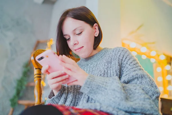 Schönes Mädchen Schreibt Eine Nachricht Auf Dem Smartphone — Stockfoto