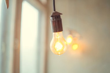 Retro vintage ampul bult-in sıcak ışık sarı renk hafif renk ve siyah arka plan eski stil atmosfer kavramı ile tasarruflu led teknolojisi ile