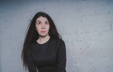 elleri, bir zorba veya sporcu kavramını bir beysbol sopası ile bir tuğla duvara poz kız