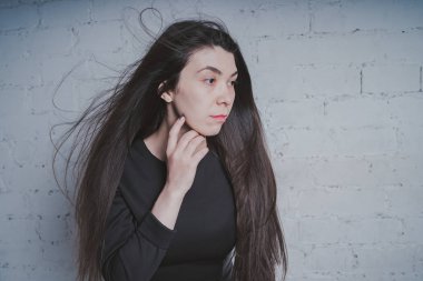 elleri, bir zorba veya sporcu kavramını bir beysbol sopası ile bir tuğla duvara poz kız