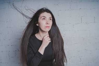 elleri, bir zorba veya sporcu kavramını bir beysbol sopası ile bir tuğla duvara poz kız