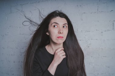 elleri, bir zorba veya sporcu kavramını bir beysbol sopası ile bir tuğla duvara poz kız