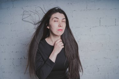 elleri, bir zorba veya sporcu kavramını bir beysbol sopası ile bir tuğla duvara poz kız