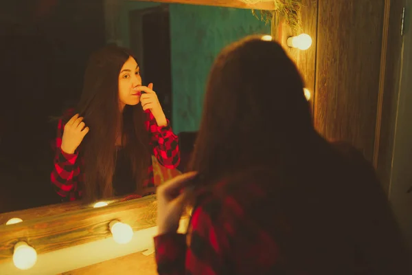 Ung Kvinna Tittar Sig Själv Spegeln Omklädningsrummet Vackra Sensualitet Flicka — Stockfoto