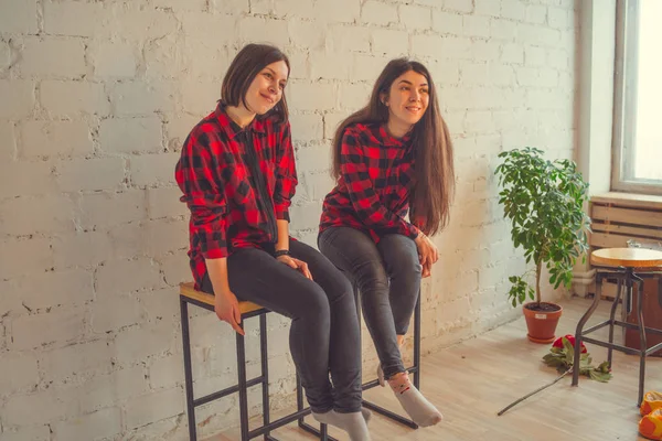 Дві Молоді Дівчата Червоно Чорних Плетених Сорочках Сидять Стільцях Фоні — стокове фото