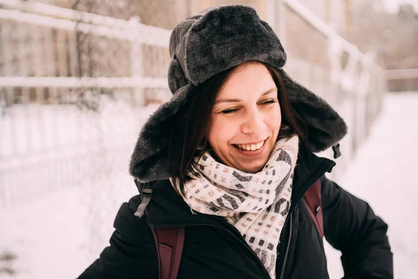 Portrait Une Belle Blonde Coiffée Chapeau Une Écharpe Sur Fond — Photo