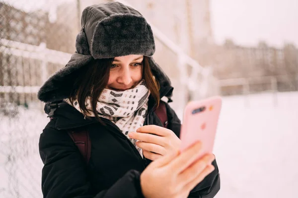 Porträt Einer Schönen Blondine Mit Hut Und Schal Vor Dem — Stockfoto