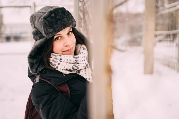 Portrait Une Belle Blonde Coiffée Chapeau Une Écharpe Sur Fond — Photo