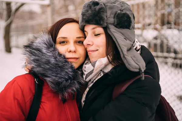 Duas Meninas Caminham Livre Inverno Conceito Amizade Feminina — Fotografia de Stock