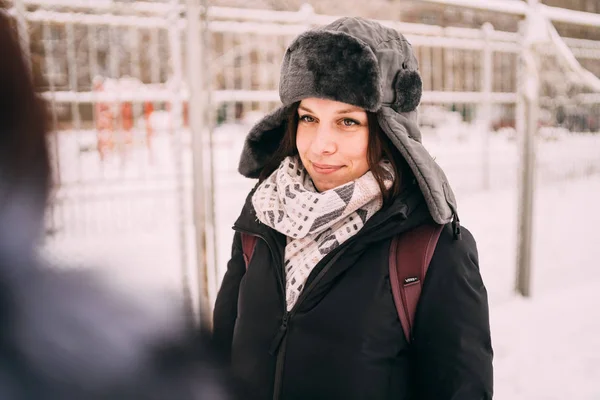 Portret Pięknej Blondynce Kapelusz Szalik Tle Krajobrazu Miasta Zimnych Porach — Zdjęcie stockowe