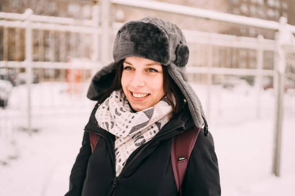 Portrait Une Belle Blonde Coiffée Chapeau Une Écharpe Sur Fond — Photo