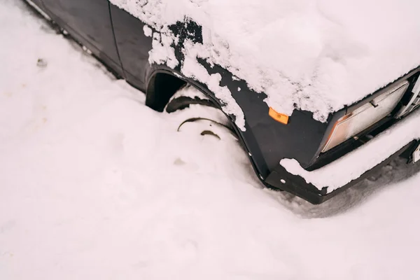 Pochowany Śniegu Zamieci Przedniej Części Samochodu Samochód Pokryte Śniegiem Duży — Zdjęcie stockowe