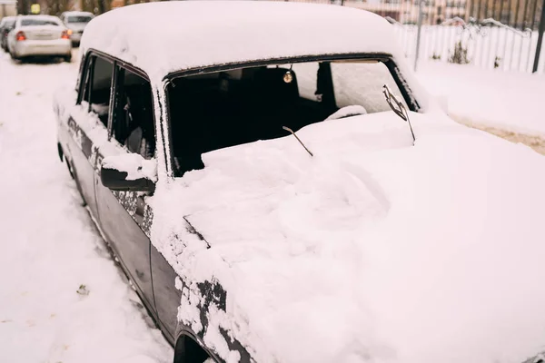Передняя Часть Машины Похоронена Снегу После Метели Машина Покрыта Снегом — стоковое фото
