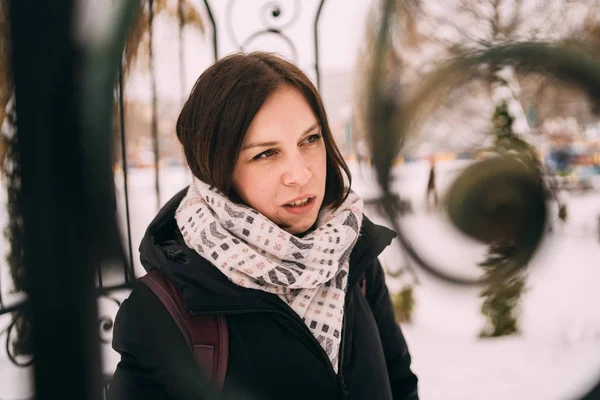 Retrato Una Hermosa Rubia Sombrero Bufanda Fondo Del Paisaje Ciudad —  Fotos de Stock