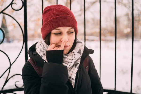 Portret Pięknej Blondynce Kapelusz Szalik Tle Krajobrazu Miasta Zimnych Porach — Zdjęcie stockowe